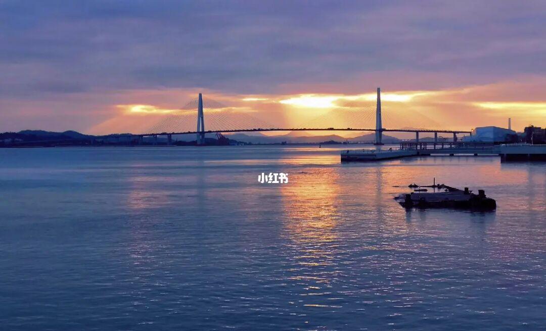 日落过载，绚丽余晖照云端