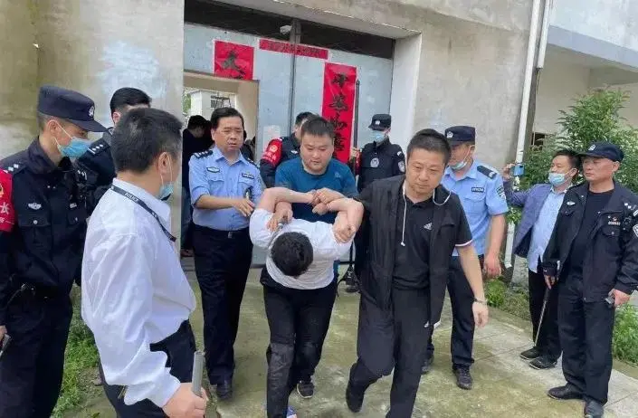 疯狂杀戮：揭秘杀人游戏警察