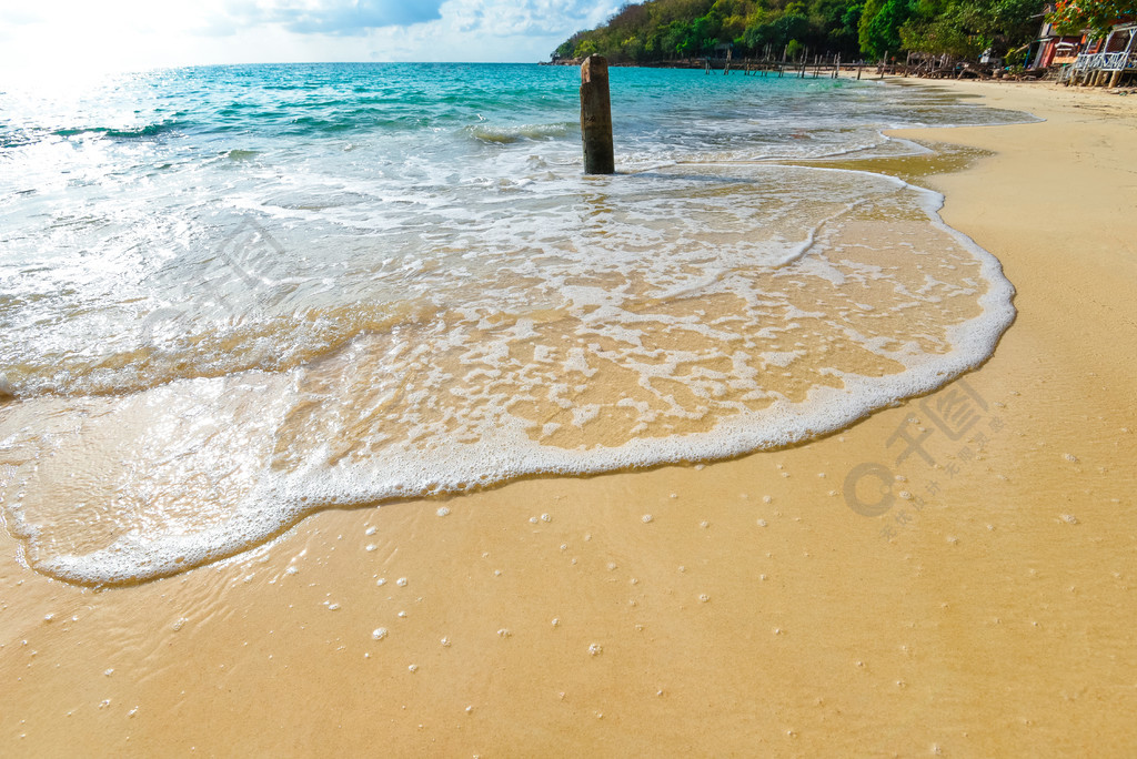 海边女孩背影图片_手机壁纸海边女孩_海边女孩