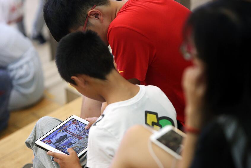 孩子玩手机游戏有什么好处_同孩子玩手机的游戏叫什么_孩子玩手机游戏的危害