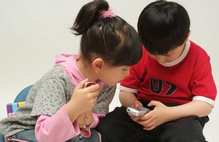 同孩子玩手机的游戏叫什么_孩子玩手机游戏的危害_孩子玩手机游戏有什么好处