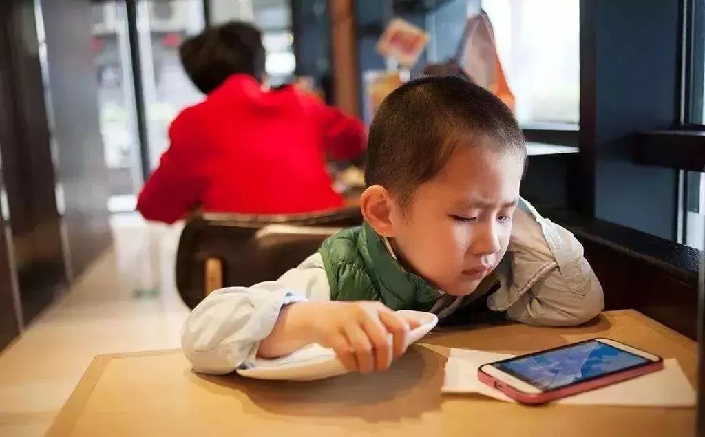孩子玩手机游戏的危害_孩子玩手机游戏有什么好处_同孩子玩手机的游戏叫什么