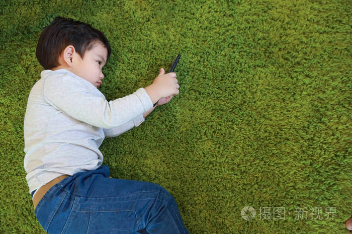 小孩玩游戏卡通_小孩用手机打游戏图片卡通_卡通孩子游戏图片