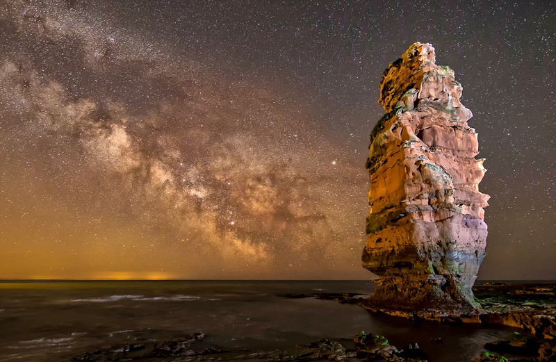 今天晚上流星雨-绚丽夜空中的星辰狂欢：今夜流星雨引领心灵静谧之旅