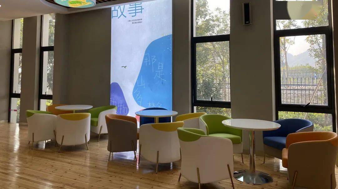 2016年9月23日-2016 年 9 月 23 日，我与她在图书馆前的长椅上因书结缘