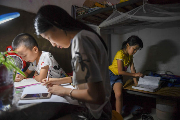 小学生偷拿手机玩游戏-老师发现学生偷偷玩手机，提醒学习才是主业