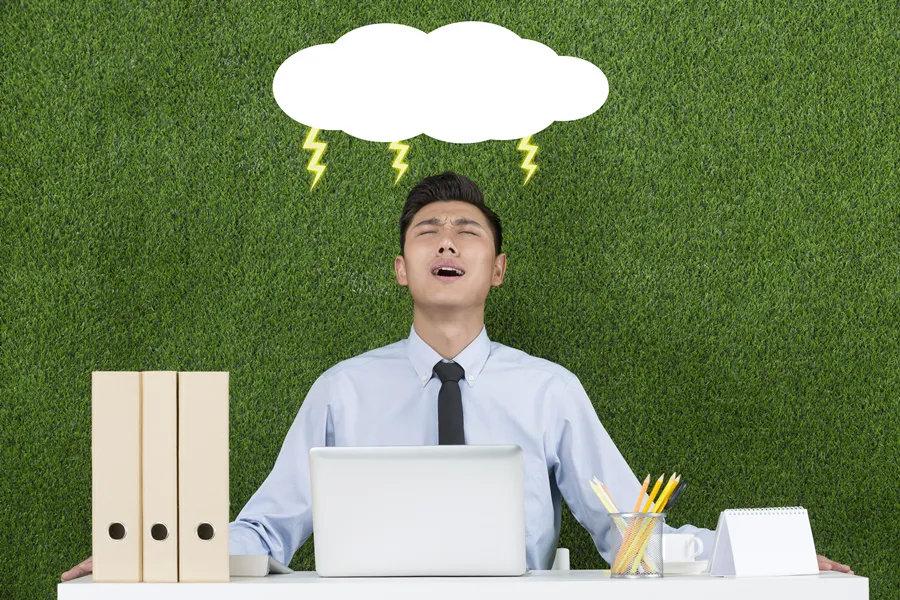 说谎游戏拿手机-说谎游戏中突发状况，手机铃声响起众人目光聚焦