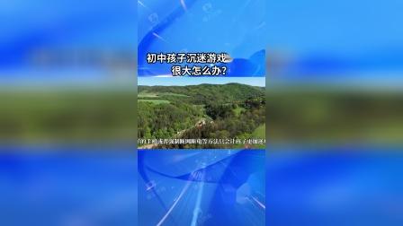 小伙子在家里玩手机游戏_小伙子在家玩手机游戏里的视频_男子在家打游戏5年