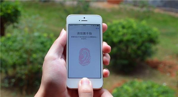 可以玩游戏的小手机_能玩手机游戏的软件_用手机玩万能小游戏安全吗