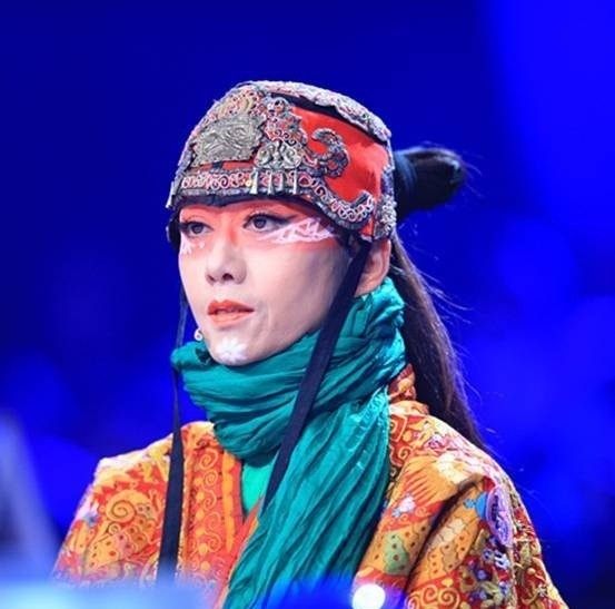 杨女士手机游戏-社区杨女士：从温文尔雅到手机游戏超级粉丝的转变