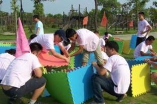 8人户外游戏,共享阳光与欢笑的时光